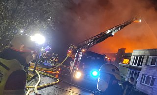 In den frühen Morgenstunden des Karfreitag steht in Willebadessen eine Lagerhalle in Vollbrand. Gelöscht wird unter anderem per Drehleiter. - Svenja Ludwig