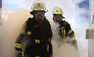 Die Paderborner Feuerwehr stochert am Einsatzort nur kurz im Nebel - dann rückt sie wieder ab. - Dirk Windmöller (Archiv)