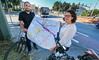 Patrick Kühn und Barbara Choryan vom Amt für Verkehr zeigen, wo  Radfahrer Vorfahrt haben sollen. - Foto: Andreas Zobe/NW