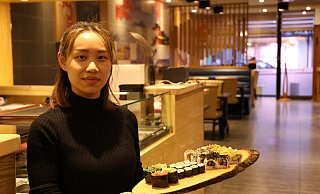 Inhaberin der Sushi-Bar "Natsuumi", Shishi Zhao. Die Gastronomin hofft, ihr Restaurant in wenigen Wochen wieder öffnen zu können. - Lena Kley