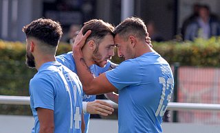 Unter vier Augen: SVEW-Teamkapitän Mihail Yanev (l.), der später zum zwischenzeitlichen 3:0 aufstocken wird, gratuliert hier Andreas Vidovic zu seinem Auftakttreffer. - Ingo Büchel