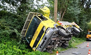 Bei Baumpflegearbeiten an der Rehmerloher Straße ist ein Lkw mit Hebebühne umgestürzt. - Feuerwehr Kirchlengern