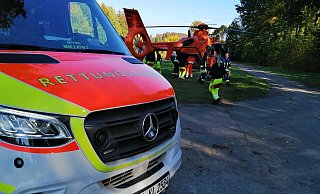 Der Rettungshubschrauber landete auf dem Sportplatz der Brakeler Ortschaft Gehrden. - Burkhard Battran