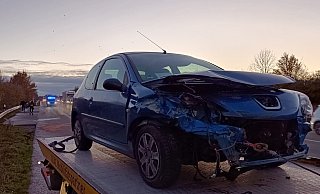 Der Peugeot wurde bei dem Unfall stark beschädigt. - Claus Frickemeier