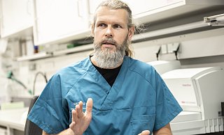 Björn Spittau forscht als Professor für Anatomie und Zellbiologie auch an Tieren. Er erklärt, welche Tiere wann und warum zum Einsatz kommen. - © Jörg Dieckmann - www.dieckmann-fotodesign.de
