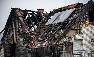 Bei einem Wohnhausbrand in Bielefeld-Jöllenbeck erschwerten Solarmodule der Feuerwehr die Löscharbeiten. - Felix Brenneke
