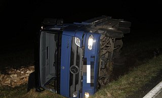 Der umgekippte Lastwagen auf der Häger Straße. - Charlotte Mahncke