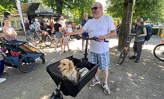 Zwei Fahrradfans mit Lastenrad beim Fahrradtag in Paderborn-Schloß Neuhaus. - Julia Spiekerkötter