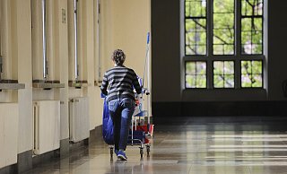 Beschäftigte im Niedriglohnsektor dürfen demnächst mehr verdienen. Nicht alle finden das gut. - picture alliance / SvenSimon