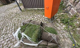 Hier wird gearbeitet: Rollrasenstücke liegen abseits des Besuchertrubels im Bereich am Wall. - Ralf T. Mischer