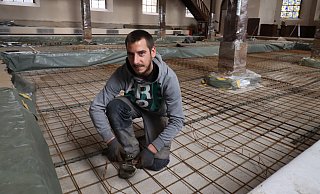 Maurer Robert Wietke verlegt Abstandshalter im Boden der Leopoldshöher Kirche. Als nächstes folgt eine Schicht Beton, dann kommen Estrich, die Rohre für die Fußbodenheizung und schließlich der Bodenbelag. - Birgit Guhlke
