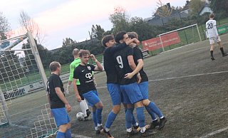 Ausgelassener Torjubel nach dem 2:1 durch Islamaj (Nummer 9) beim FCO. - Stefan Boscher