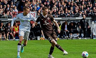 Tjark Scheller, hier im Zweikampf mit SCP-Stürmer Filip Bilbija beim Aufeinandertreffen Ende März, kommt im Sommer vom FC St. Pauli nach Paderborn - IMAGO/Oliver Ruhnke