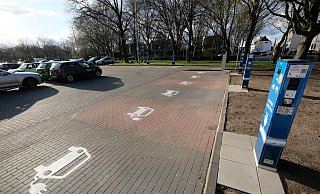Am Maspernplatz wurde Ende des letzten Jahres die nordöstliche Ecke gegenüber der Heiersburg freigeräumt für fünf zusätzliche Säulen mit zehn Ladepunkten. - Hans-Hermann Igges