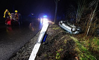Ein 81-jähriger Bünder geriet mit seinem Toyota am Dienstagabend auf der Dünner Straße ins Schleudern und kam auf dem Autodach zum Liegen. - Gerald Dunkel