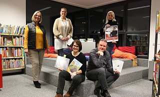 Dagmar List (hinten v. l.) und Caroline Hanslik vom Bücherei-Team, Nicole Bertram vom städtischen Kulturamt sowie Anke Stange (vorne v. l.) und Michael Helm als Akteure stellten jetzt das neue Veranstaltungsprogramm der Bibliothek vor. - Britta Bohnenkamp-Schmidt