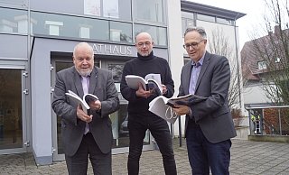 Bürgermeister Rüdiger Meier (v.l.), Hans-Gerhard Busse (Fachbereichsleiter Finanzen) und Kämmerer Stefan Junkermann warfen im Dezember einen Blick in das Haushaltsbuch. - Niklas Krämer