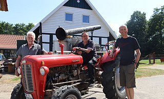 1. Vorsitzender Fred Eikötter, 2. Vorsitzender Achim Becker und Vorstandsmitglied Dirk Lütkemeier geben einen kleinen Einblick in das Programm. Hier zu sehen: Ein Ferguson Traktor, Baujahr 1959 mit 35 PS. - Jenny Westhues