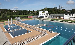 Das Freibad in Höxter startete am 18. Mai in die neue Saison. Noch ist hier nicht alles fertig. - Simone Flörke
