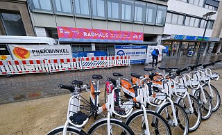 Am Niederwall gegenüber dem geplanten Fahrradparkhaus soll auch die erste Mobilitätsstation in Bielefeld entstehen. - Andreas Zobe