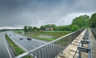 Östlich der Autobahnbrücke In der Worth fehlt es bislang an einem Hindernis für den Verkehrslärm. Das soll sich ändern. - Andreas Frücht