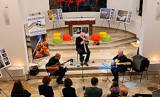 Die Jazzkapelle Oerlinghausen mit E-Gitarrist Bruno Götze, Posaunist Christoph Leo und E-Bassist Michael Voß (v. l.) eröffnet neue KIangwelten in der kleinen Hedwigskapelle. - Karin Prignitz Die Jazzkapelle Oerlinghausen mit E-Gitarrist Bruno Götze, Posaunist Christoph Leo und E-Bassist Michael Voß (v. l.) eröffnet neue KIangwelten in der kleinen Hedwigskapelle. - Karin Prignitz