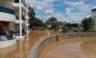 Die riesigen Wassermassen standen tagelang in der Stadt und müssen abgepumpt werden. - privat