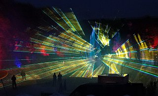 Höxter leuchtet: Tausende Besucher wollen zum Abschluss der Landesgartenschau das Licht- und Laserspektakel auf dem Weserfestplatz sehen. - Michaela Bast