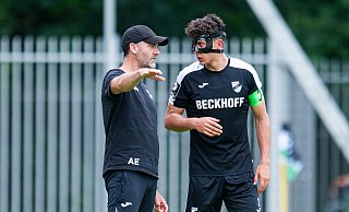 SC Verls Trainer Alexander Ende gibt seinem Kapitän Fabio Gruber Anweisungen. - Noah Wedel