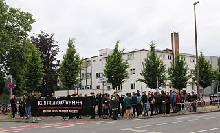 Rund 70 Teilnehmer erschienen vor der Herforder Polizeiwache an der Hansastraße, um gegen Polizeigewalt zu demonstrieren. - Claus Frickemeier