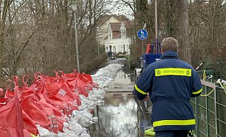 Sandsäcke und Big-Packs sollen Bereiche in Schloß Neuhaus vor den Wassermassen schützen. - Ralf Mischer