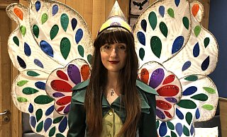 Mia Waldeyer ist eine der Darstellerinnen für die Landesgartenschau 2023 in Höxter: Sie schlüpft in das Kostüm der Elfe Holli. Bis zu einer Stunde dauert die Verwandlung. - Manuela Puls/LGS