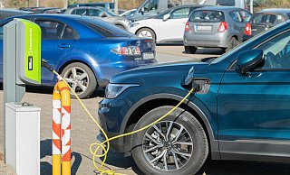 Plug-in-Hybride wie dieser VW Tiguan eHybrid sind oft schwere SUV. - picture alliance / SULUPRESS.DE
