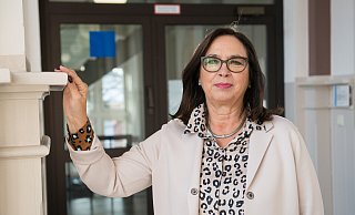 Die Leiterin der Volkshochschule Herford, Monika Schwidde, geht zum Montasende in den Ruhestand. In ihre Zeit fiel die Renovierung von Fluren und Treppenhaus, die den offenen Charakter der Einrichtung unterstreichen. - Ralf Bittner