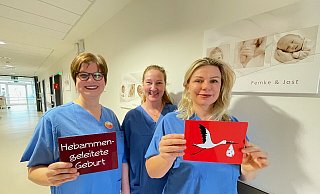 Die leitende Hebamme Friederike Pilarski (v.l.) mit ihren Kolleginnen Maren Schlochtermeier und Malogorzata Mikulska sorgt dafür, dass Frauen im Hebammenkreißsaal ganz natürlich und selbstbestimmt entbinden können. Voraussetzung dafür ist eine risikoarme Schwangerschaft und ein ausführliches Vorgespräch mit den Hebammen. - Natalie Gottwald