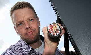 Sauberer Schnitt: Fred Landermann ist vom Kabelklau an seiner E-Ladestation natürlich wenig begeistert. Immerhin, so sagt er, sei die Säule selbst nicht beschädigt worden. - Meiko Haselhorst