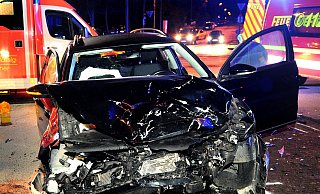 Der Wagen der Gütersloherin schleuderte erst nach rechts von der Fahrbahn, wurde zurückgeschleudert, prallte in einen Zaun und blieb schließlich liegen. - Symbolfoto: Andreas Frücht