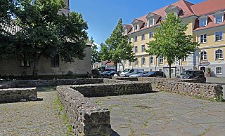 Die früheren Klostermauern - hier die inzwischen abgeräumten oberirdischen Nachbildungen - deuten auf eine spannende Geschichte der mächtigen Frauen Herfords hin. - Frank-Michael Kiel-Steinkamp