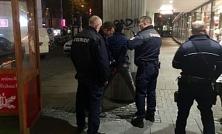 Polizeibeamte der Stadtwache nehmen auf dem Weihnachtsmarkt in der Nähe des Jahnplatzes einen Taschendieb fest. - Symbolfoto: Jens Reichenbach