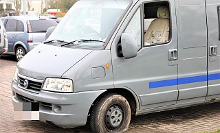 Die Scheibe an der Fahrerseite ist eingeschlagen, der Reifen platt, die Frontscheibe zersplittert. - Simone Flörke