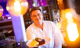 Fred Breipohl, Chef am Herd der "Kocherei", ist auch mit dem Hauptgang zufrieden. - Mike-Dennis Müller / www.mdm.photo