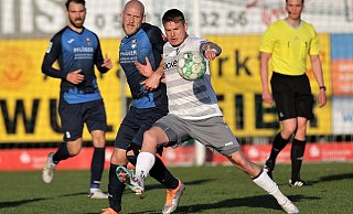 Sieger im OWL-Derby: Mirko Schuster lässt Manfredas Ruzgis nicht an den Ball kommen. - Benjamin Bueschenfeld