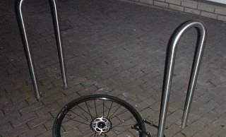 Völlig am Boden: das verlassene Vorderrad des E-Bikes. - Polizei Bielefeld