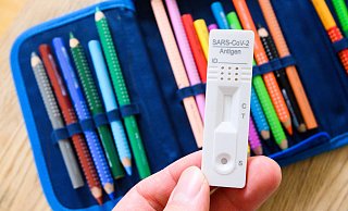 Ohne negatives Testergebnis ist der Besuch der Schule ab Montag nicht möglich. Ein Recht auf Distanzunterricht gibt es dann nicht. Was ist dann mit der Schulpflicht?  - Julian Stratenschulte/dpa