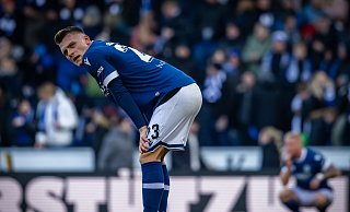 Arminia Bielefelds Verteidiger Leon Schneider steht nach der zweiten Heimpleite in Folge die Entäuschung ins Gesicht geschrieben. - Sarah Jonek