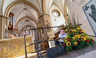 Im Dom werden für die Pontifikalvesper am Samstag und die vielen Gottesdienste während der Libori-Woche die Vorbereitungen getroffen. Domküster Artjom Dreier befästigt die Blumengestecke. - Lena Henning