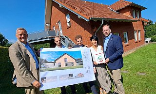 Haben einen Plan: Landtagsabgeordneter Matthias Goeken (v. l.), Sven Reimers (Leitung des Jugendwohnhauses in Nieheim), Lebenshilfe-Brakel-Geschäftsführer Jerome Major, Tina MacLeod (Bereichsleitung Kinder- und Jugendhilfe) und Stiftungsvorsitzender Marco Schmitz. - Madita Schellenberg