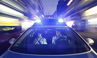 Ungewöhnlicher Polizeieinsatz: Ein schwerkranker Bielefelder ist im Stau gefangen und braucht dringend Medizin. - Polizei