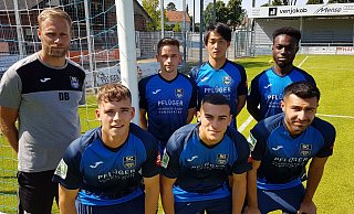 Coach Daniel Brinkmann (l.) mit den Zugängen Nils Kaiser, Takahito Ono, Phillip Aboagye (h.v.l.), Luca Kerkemeyer, Bahattin Karahan und Emre Aydinel (v.v.l.). Foto: Gregor Winkler - Gregor Winkler