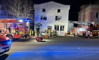 Feuerwehr-Einsatz wegen eines Küchenbrandes in Warburg am Samstagabend. - FFW